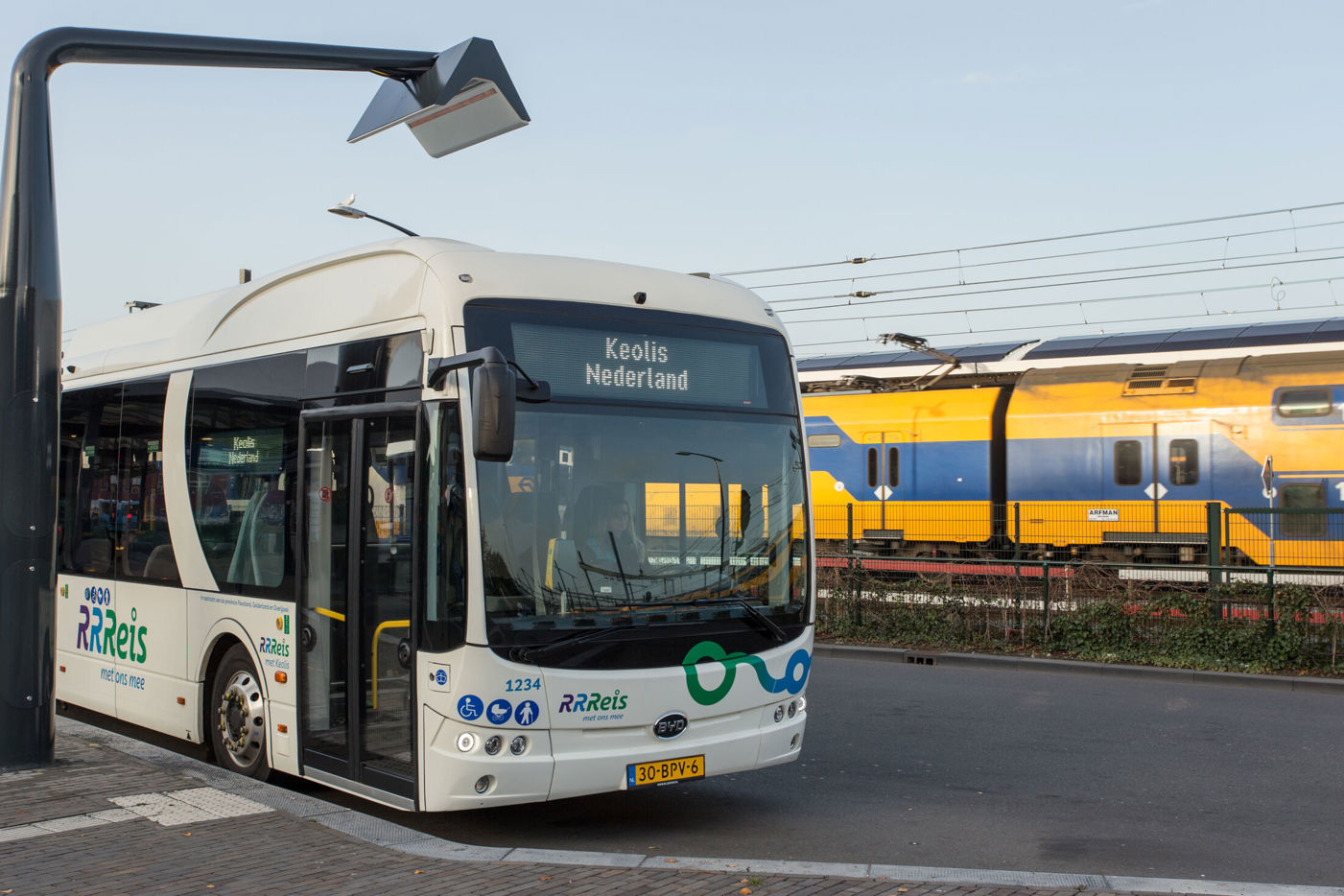 Bus bij bushalte stationzwolle met trein op achtergrond
