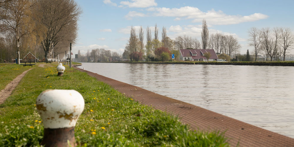 Foto van sloot naast een wandelpad