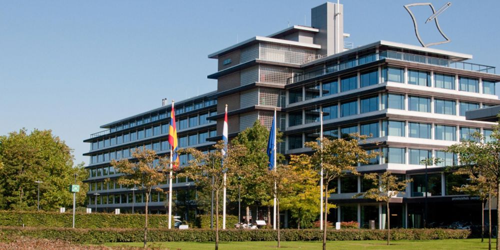 Provinciehuis in de zomer