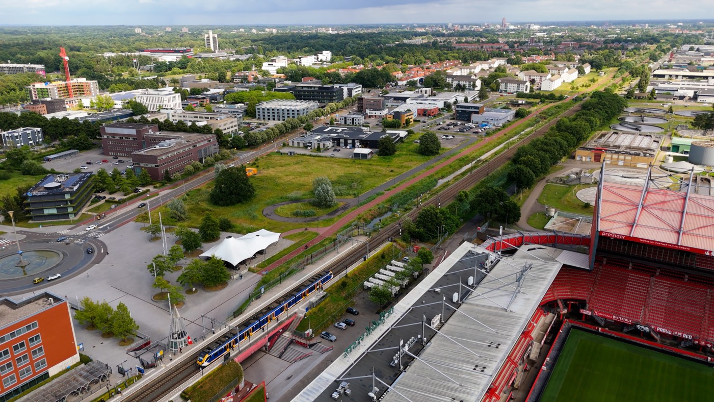 Zicht op het Kennispark vanaf het stadion met in het midden een stuk braakliggend terrein waar de productielocatie moet komen.