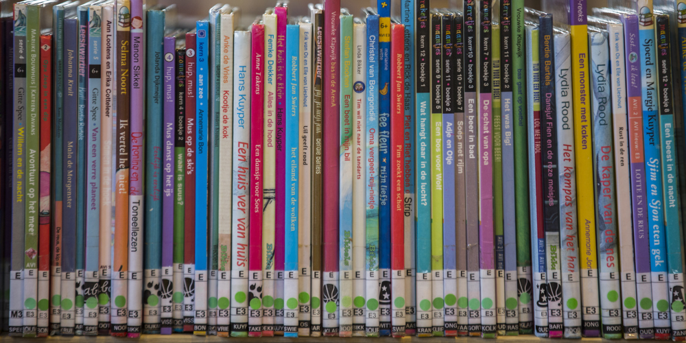 Kinderboeken op boekenplank