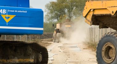 Graafmachines en tractoren op een werkterrein