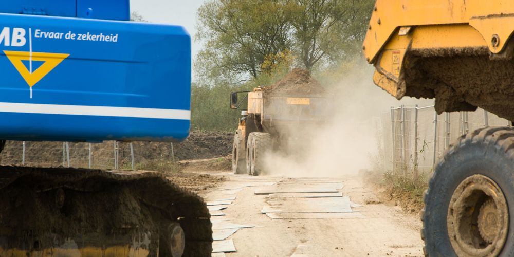 Graafmachines en tractoren op een werkterrein