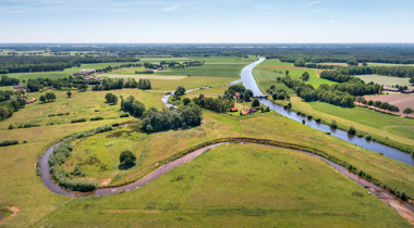 Vogelperspectief landschap vol met bomen en sloten ertussen