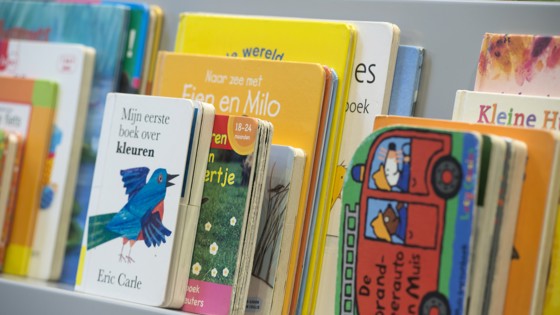 Kinderboeken in boekenkast