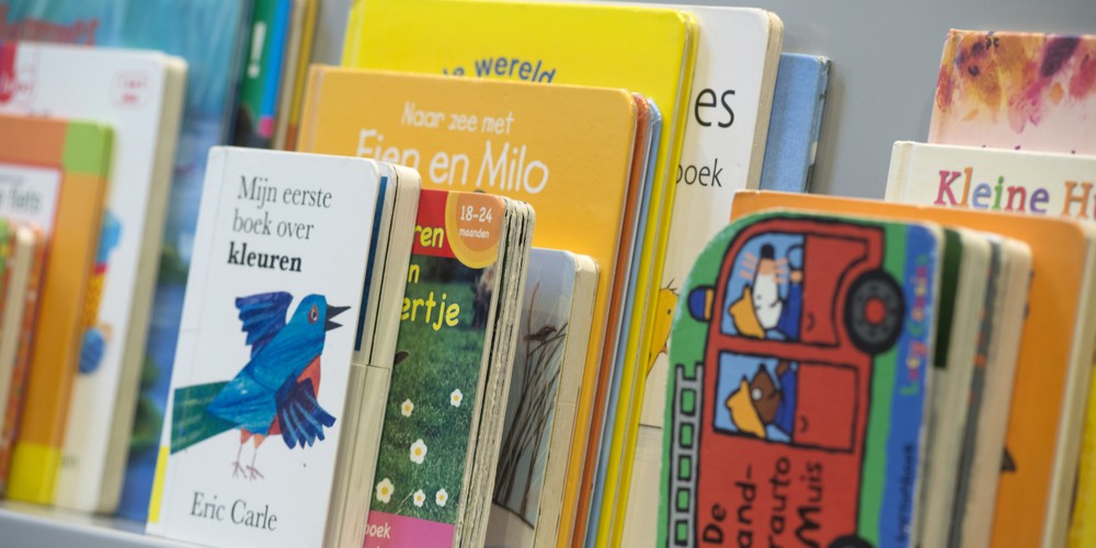 Kinderboeken in boekenkast