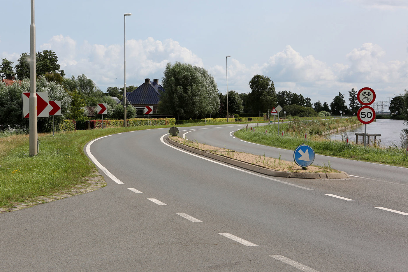 N377 Bocht in de weg naar rechts, bord 50 km, bord geen brommers en fietsers