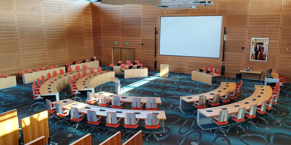 Lege statenzaal in het provinciehuis Overijssel in Zwolle