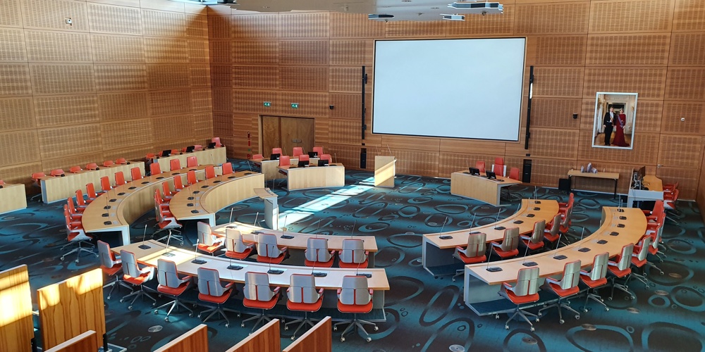 Lege statenzaal in het provinciehuis Overijssel in Zwolle