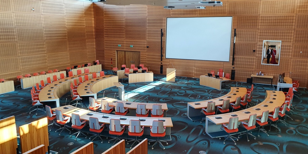 Lege statenzaal in het provinciehuis Overijssel in Zwolle