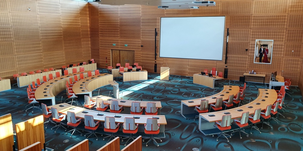 Lege statenzaal in het provinciehuis Overijssel in Zwolle