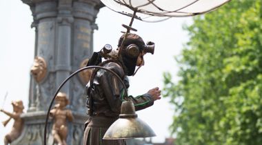 Mensen in steampunk kleding paraderen door publiek heen