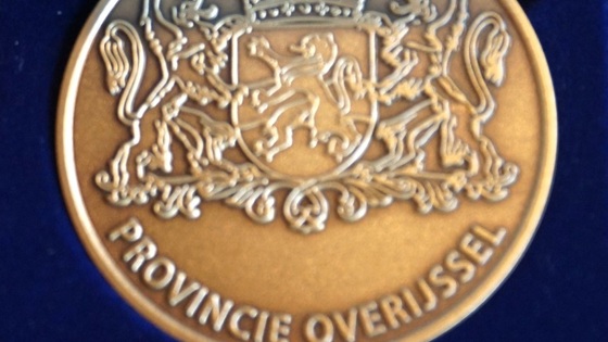 erepenning van de Provincie Overijssel, logo van overijssel en provincie Overijssel in tekst eronder op een penning
