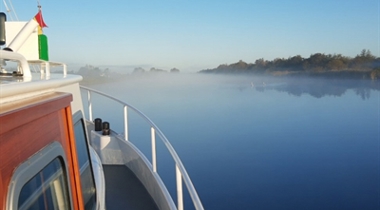 Foto van boot op water mist