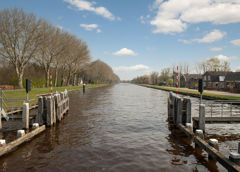 foto van sloot met roodwitte balkjes