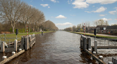 foto van sloot met roodwitte balkjes