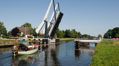 brug die open staat en boot doorlaat in dorp
