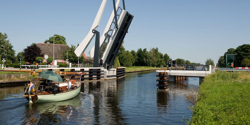 brug die open staat en boot doorlaat in dorp