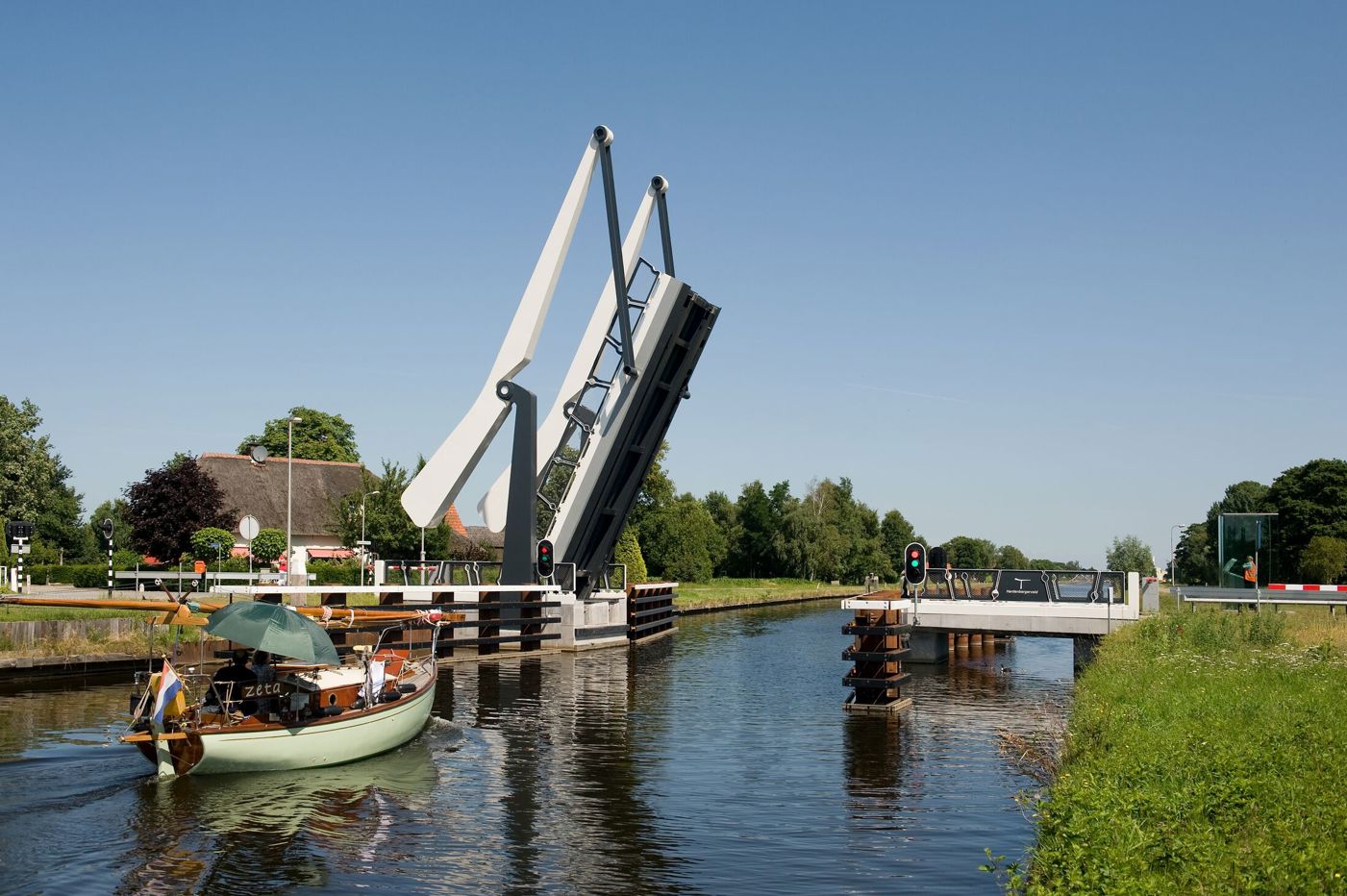 brug die open staat en boot doorlaat in dorp