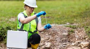 Onderzoeker neemt monsters van de bodem.