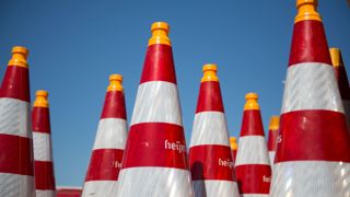 Pionnen met oranje kop en roodwitte strepen
