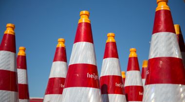 Pionnen met oranje kop en roodwitte strepen