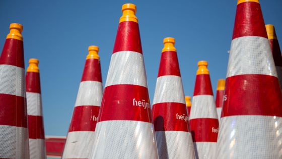 Pionnen met oranje kop en roodwitte strepen