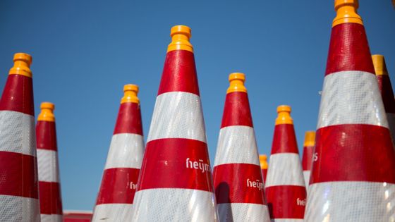 Pionnen met oranje kop en roodwitte strepen