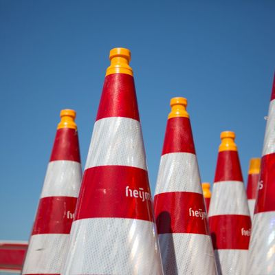 Pionnen met oranje kop en roodwitte strepen