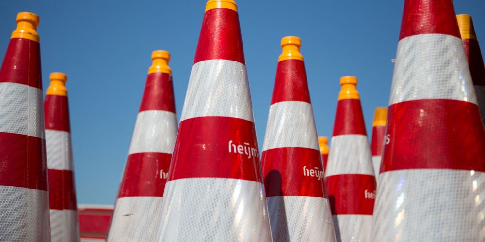 Pionnen met oranje kop en roodwitte strepen