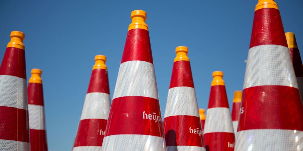 Pionnen met oranje kop en roodwitte strepen