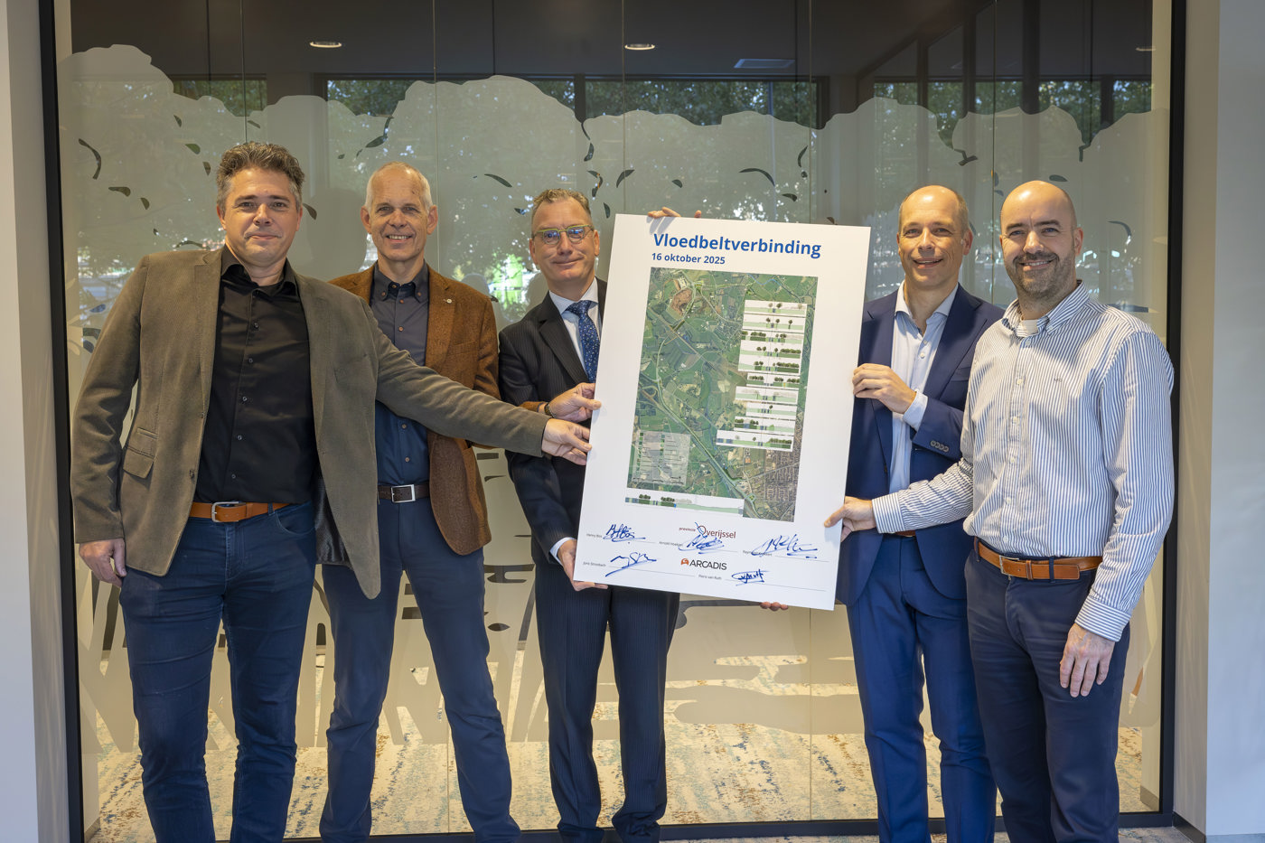 Van links naar rechts: Floris van Ruth en Raymond Krukkert, de projectmanagers van respectievelijk Arcadis en de provincie, Henry Bos, Hoofd Eenheid Wegen en Kanalen bij de provincie, Joris Stroobach, Directeur Arcadis Nederland B.V. en Arnold Hoekjen, opdrachtgever bij de provincie.