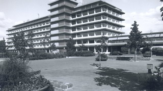 Zwart-witfoto van het Provinciehuis na de opening in 1976