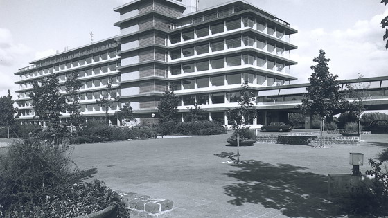 Zwart-witfoto van het Provinciehuis na de opening in 1976