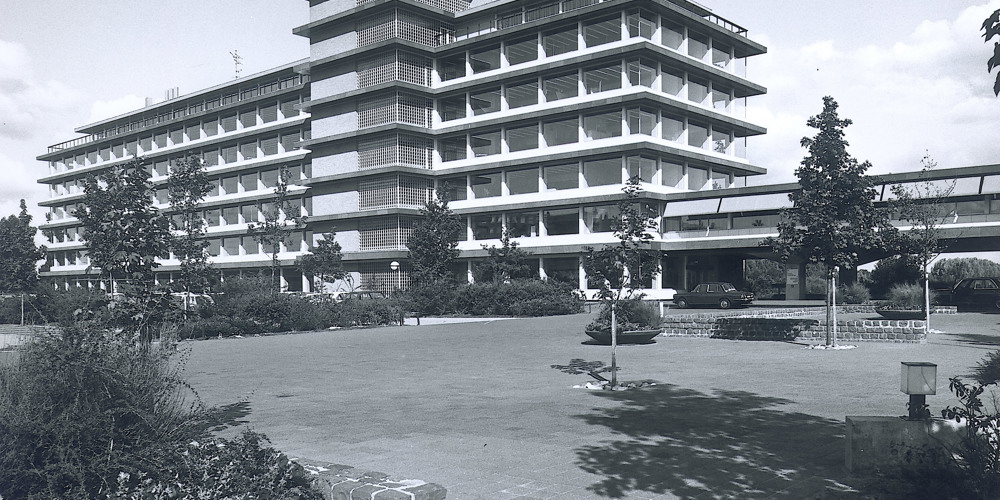 Zwart-witfoto van het Provinciehuis na de opening in 1976