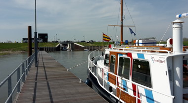 Foto van boot met Overijssels logo aangemeerd aan stijger