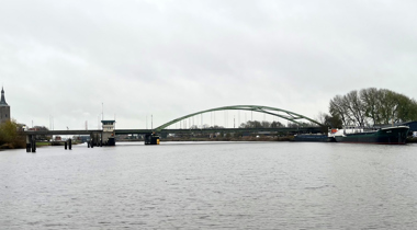 Brug over breed meer
