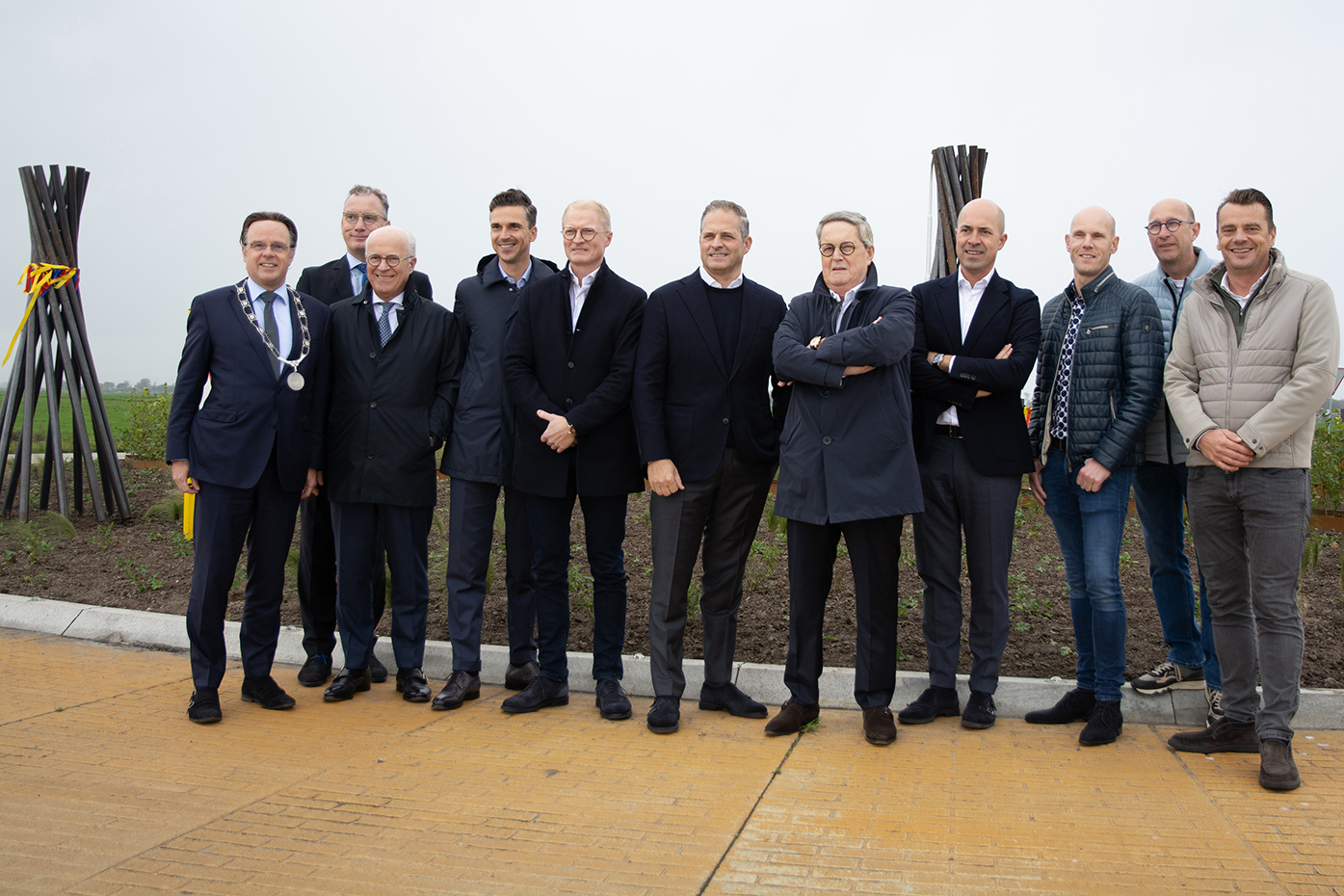 personen staan bij de nieuwe rotonde in Genemuiden tijdens de opening