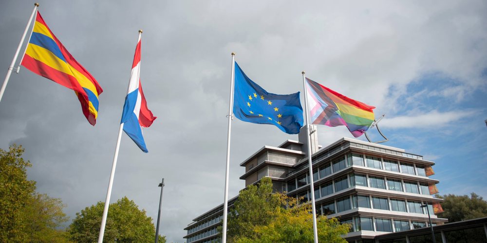 vlaggen voor provinciehuis