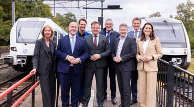 van links naar rechts: Annemarie Hoogeveen (Arriva), Thierry Aartsen, Alwin te Rietstap, Arjan Hof, Henk Jumelet, Martijn Dadema, Jeffrey Hinnen, Danou Veenhof (ProRail).