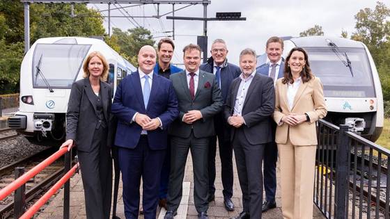 van links naar rechts: Annemarie Hoogeveen (Arriva), Thierry Aartsen, Alwin te Rietstap, Arjan Hof, Henk Jumelet, Martijn Dadema, Jeffrey Hinnen, Danou Veenhof (ProRail).