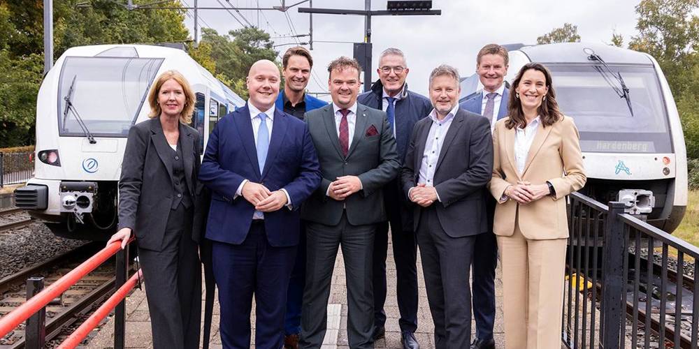 van links naar rechts: Annemarie Hoogeveen (Arriva), Thierry Aartsen, Alwin te Rietstap, Arjan Hof, Henk Jumelet, Martijn Dadema, Jeffrey Hinnen, Danou Veenhof (ProRail).