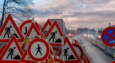 Verkeersborden met wit en rood op autoweg