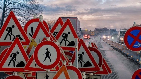 Verkeersborden met wit en rood op autoweg