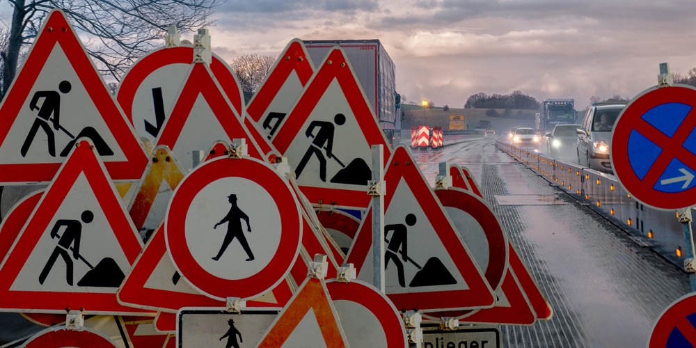 Verkeersborden met wit en rood op autoweg