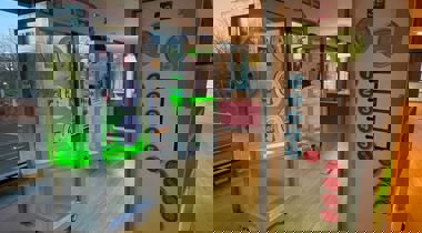 Onderdeel van de tentoonstelling Democratiefabriek. We zien drie verrijdbare kasten met aan elke kant een display met uitleg over processen in de democratie.