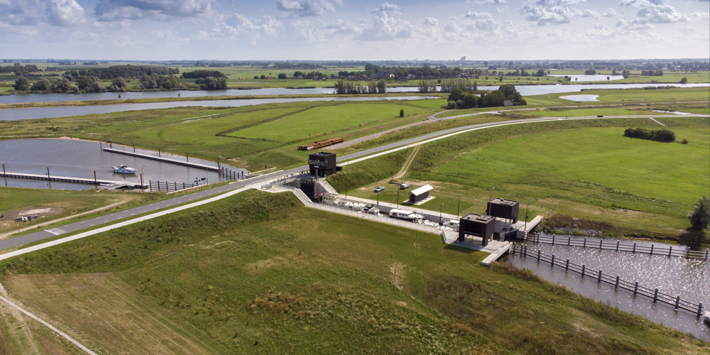 foto van landschappen met sluis er doorheen