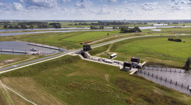 foto van landschappen met sluis er doorheen