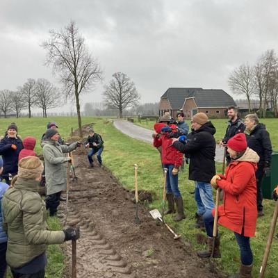 Hoopheggen: mensen met de schop in de hand voor het aanplanten van bomen