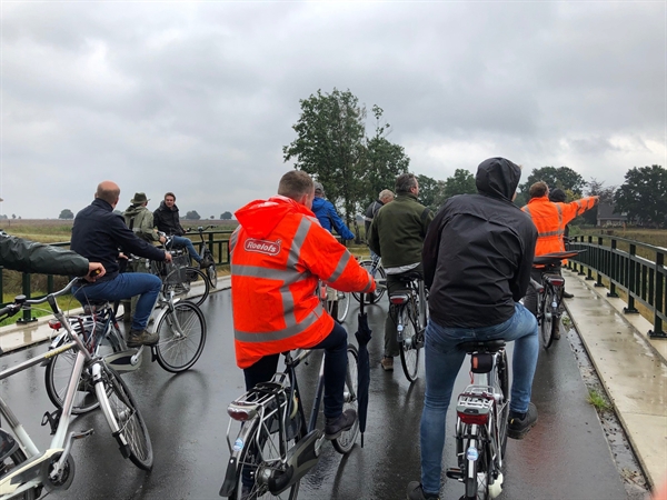 mensen fietsen over brug